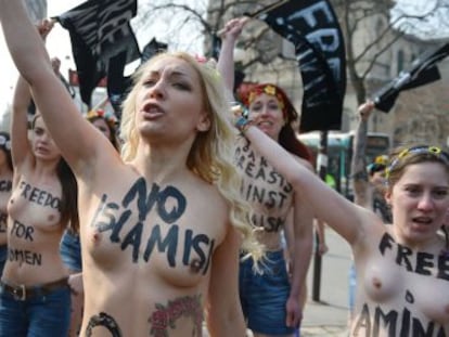 Inna Shevchenko (en el centro) durante la protesta cerca de la embajada de T&uacute;nez en Par&iacute;s.