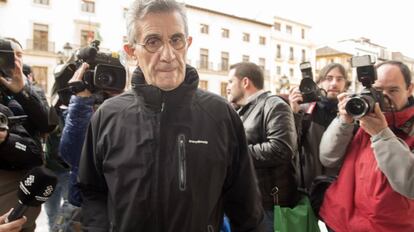 El padre Román, a su llegada a la sede de la Audiencia Provincial de Granada.