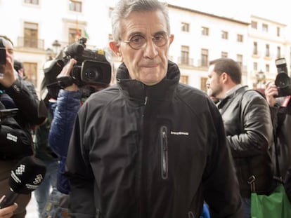 El padre Román, a su llegada a la sede de la Audiencia Provincial de Granada.