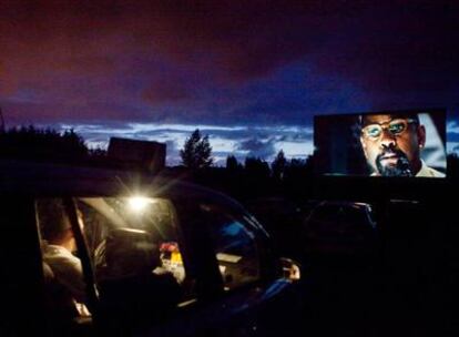 Una proyección de una película en el autocine de Gijón durante este mes. En la pantalla, Denzel Washington.