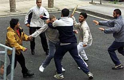 Varios jóvenes enzarzados en una pelea en el centro de la ciudad británica de Bradford.