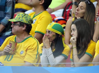 Torcedores brasileiros sofrem durante a partida.