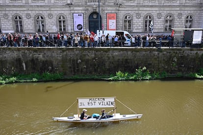 Unos manifestantes en canoa con una pancarta con el mensaje de "Macron es un villano", en Rennes. 