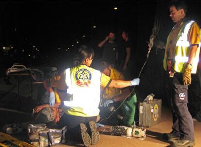 Una mujer es atendida por facultativos del Samur en la puerta de una discoteca en la Alameda de Osuna, donde fue herida de un navajazo en el abdomen. La policía detuvo a cinco personas por participar en la reyerta.