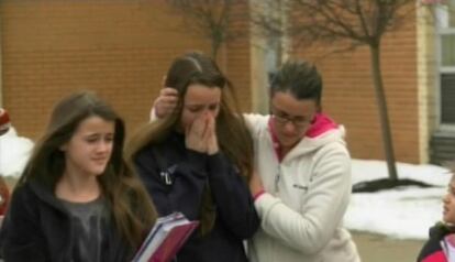 Alumnos se consuelan unos a otros tras el tiroteo ocurrido esta mañana en un instituto de Chardon (Ohio).