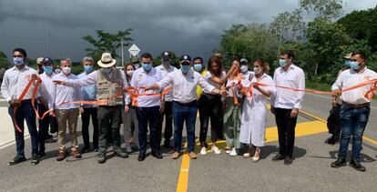 El presidente de Colombia, Ivan Duque, en el centro, durante la inauguración del primer corredor de Sacyr en el país sudamericano.