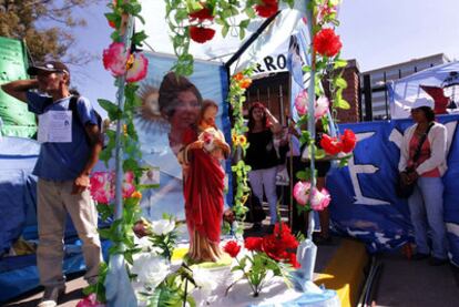 Simpatizantes de Cristina Fernández, en la entrada del hospital Austral.