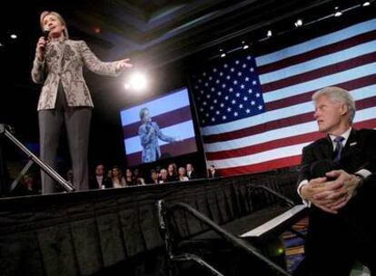 El ex presidente de EE UU Bill Clinton escucha a su esposa durante un mitin el martes en Washington.