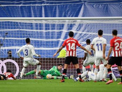 Courtois saca el balón bajo palos ante una jugada de ataque del Athletic en el Bernabéu.