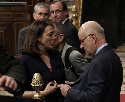 La portavoz socialista Soraya Rodríguez conversa con Duran Lleida (CiU) ante los diputado Ramón Jáuregui (PSOE) y Alfonso Alonso (PP)