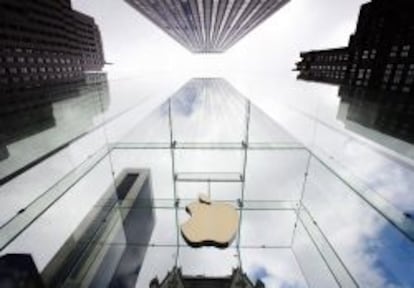 Logo de Apple en su tienda de la Quinta Avenida de Nueva York.