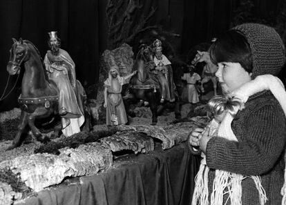 Con la muñeca bien sujeta, una niña contempla uno de los belenes de la exposición de nacimientos organizada por la Asociación de Belenistas de Madrid en los Jardines de Cecilio Rodríguez del parque del Retiro, en la Navidad de 1982. Alrededor de 300.000 personas visitaron la muestra formada por un centenar de belenes, con cientos de miles de figuras, desde las más tradicionales hasta las realizadas en ganchillo o plastilina, formando escenas, algunas poco frecuentes como la de la Virgen embarazada (y sin niño Jesús).