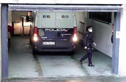 Furgón policial que trasladó a los juzgados en 2021 al presidente del Colegio de Enfermería de Pontevedra tras ser detenido.