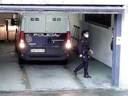 Furgón policial que ha trasladado a los juzgados al presidente del Colegio de Enfermería de Pontevedra, Carlos Fernández, su mujer y una de sus hijas.