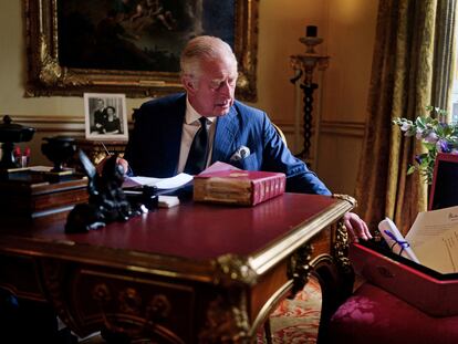 El rey Carlos III con el maletín rojo donde se guardan los papeles del gobierno, en su despacho en el palacio de Buckingham en una imagen difundida este 23 de septiembre de 2022.