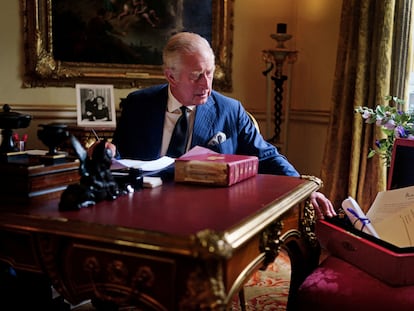 El rey Carlos III con el maletín rojo donde se guardan los papeles del gobierno, en su despacho en el palacio de Buckingham en una imagen difundida este 23 de septiembre de 2022.