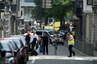 Sanitarios y policías, en la zona próxima al tiroteo.