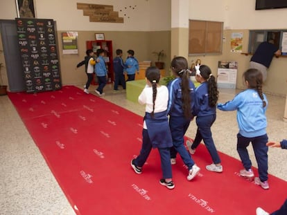 Alumnos del colegio Misioneras Cruzadas de Málaga, sobre la alfombra roja.