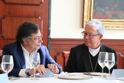 El presidente colombiano Gustavo Petro, junto al cardenal Luis José Rueda.