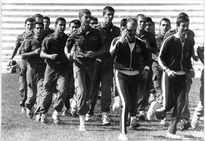 El príncipe Felipe corre durante un entrenamiento en el Academia Militar de Zaragoza. 10 de octubre de 1985.