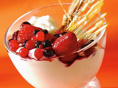 Copa de helado con frutas del bosque