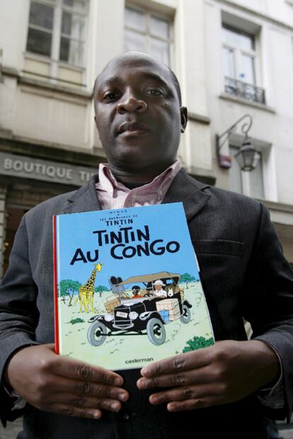 El congoleño Bienvenu Mbutu Mondondo, con un ejemplar de <i>Tintín en el Congo</i><b>, que según él alberga contenidos racistas.