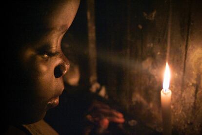 Esta fotografía realizada en el año 2008 en las afueras de Dakar es de un niño talibé en el lugar donde duerme escondido. El pequeño se había fugado de una 'daara', una de las escuelas religiosas informales que abundan en Senegal, porque no era capaz de conseguir el dinero que le exigía diariamente su maestro. Los menores de edad que viven en estas instituciones en las que se estudia el Corán son separados de sus familias, son obligados a mendigar y se les priva de sus derechos más básicos.