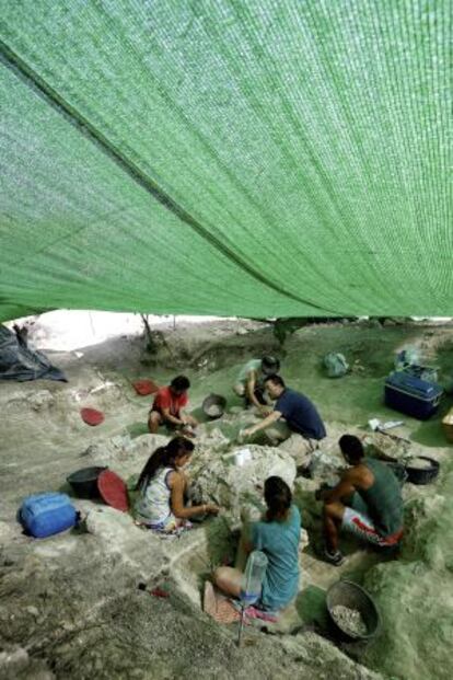 Paleontólogos, biólogos, geólogos y trabajan en la excavación