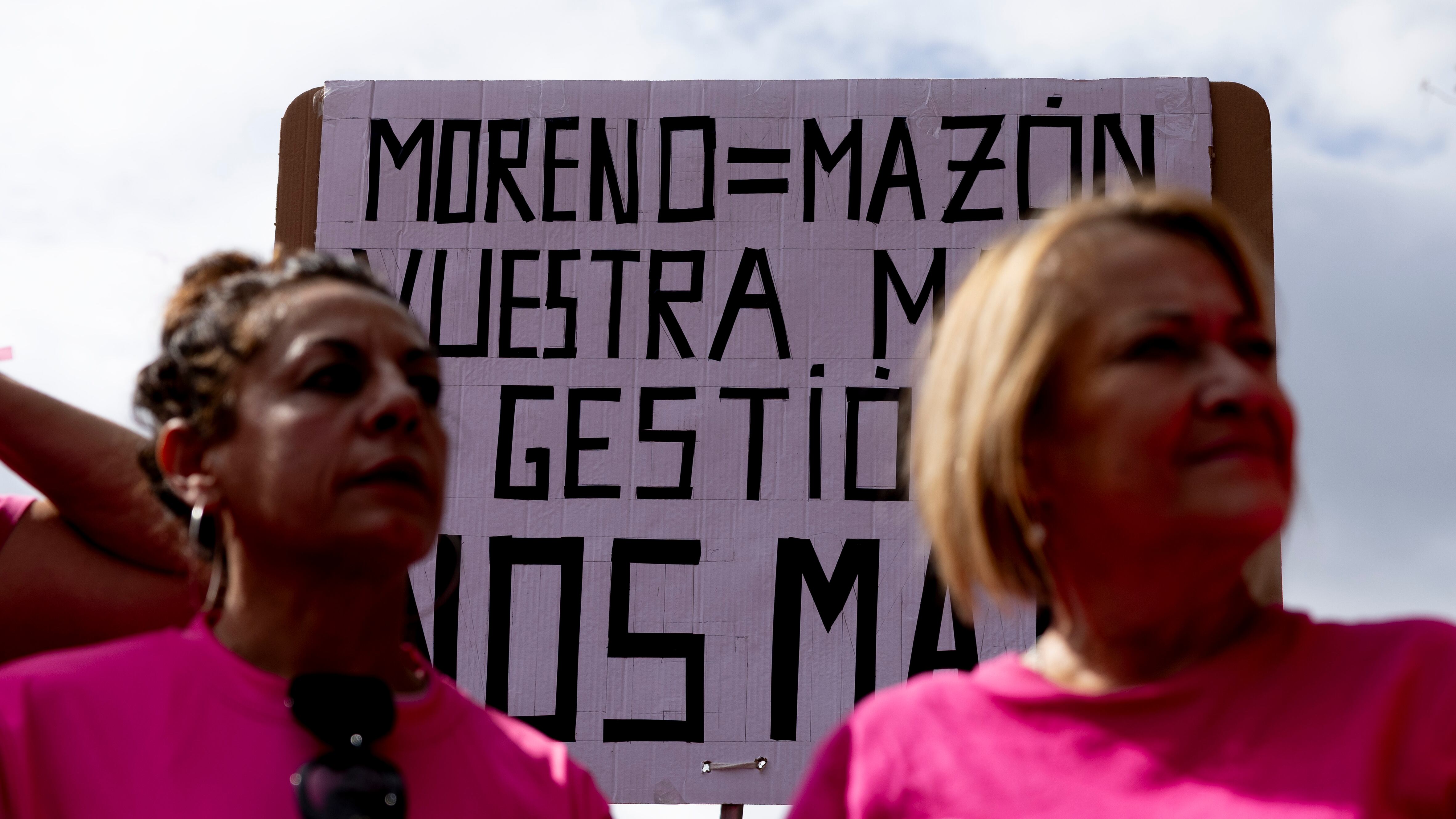 Concentración en el Palacio de San Telmo de Sevilla por los fallos en el cribado del cáncer de mama, en 2025.