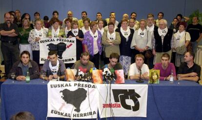 Representantes de las organizaciones de apoyo a los presos de ETA, Gestoras pro Amnistía y Senideak, atribuyeron el 10 de octubre del 2001, la operación policial contra estos colectivos, a "un impulso político sobre el poder judicial". Portavoces de ambos grupos, agrupados en un denominado Movimiento en favor de la Amnistía, expusieron en San Sebastián su opinión respecto a los arrestos de 13 personas relacionadas con estos colectivos, en una conferencia de prensa en la que comparecieron arropados por una veintena de personas, entre las que se encontraban dirigentes de Batasuna como Arnaldo Otegi, Joseba Permach y Joseba Alvarez, además del secretario general del sindicato LAB, Rafa Díez Usabiaga, entre otros.