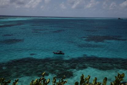 Una balsa navega en las costas de Isla Providencia (Colombia), en abril de 2023.