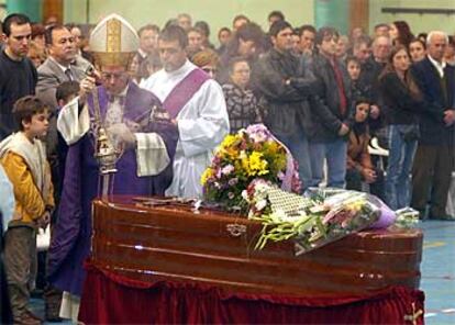 Casi mil personas han asistido al funeral oficiado por el obispo de Alcalá de Henares, Jesús Catalá, por dos de las víctimas mortales de los atentados del jueves en el pabellón deportivo El Juncal.