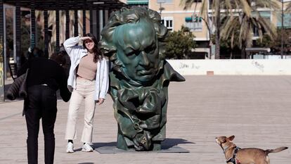 Una réplica gigante del busto de Goya que se entrega a los galardonados recuerda en las calles de Valencia la celebración de la gala en la ciudad.