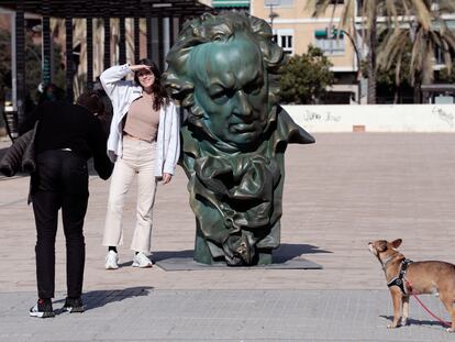 Una réplica gigante del busto de Goya que se entrega a los galardonados recuerda en las calles de Valencia la celebración de la gala en la ciudad.