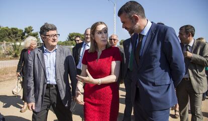 La ministra de Foment, Ana Pastor, juntament amb l'exconseller de Territorio Santi Vila.