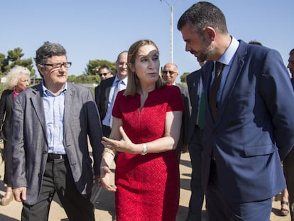 La ministra de Fomento, Ana Pastor, junto con el exconsejero de Territorio Santi Vila.