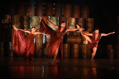 Uno de los ensayos generales en los Teatros del Canal de ‘Antígona‘, coreografiada por Víctor Ullate y Eduardo Lao.