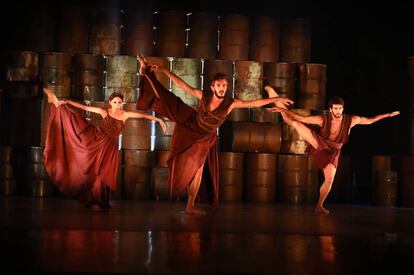 Uno de los ensayos generales en los Teatros del Canal de ‘Antígona‘, coreografiada por Víctor Ullate y Eduardo Lao.