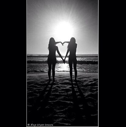 Amor de amigas en la playa de las Furnas (A Coruña).