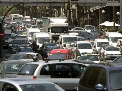 Atasco de coches en el centro de Madrid.