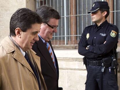 El expresidente del Gobierno balear, Jaume Matas (izquierda), junto a su abogado Miquel Arbona, a su llegada a los juzgados de Palma.