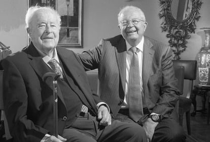 Enrique Loewe Knappe (a la derecha), de cien años, junto a su hijo, Enrique Loewe Lynch, de 72.