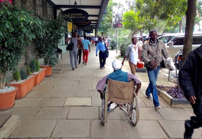 Una acera de Nairobi (Kenia).