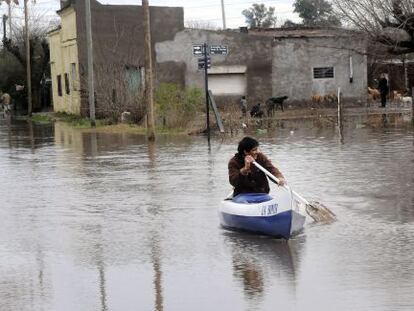 Un vecino se mueve en un bote en Arrecifes, Buenos Aires.