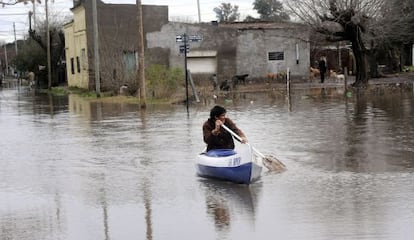 Un vecino se mueve en un bote en Arrecifes, Buenos Aires.