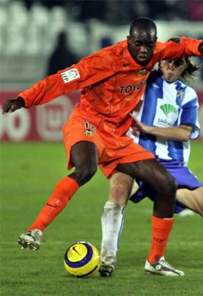 Sissoko, ante Miguel Ángel.