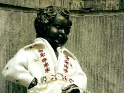 El famoso "Manneken Pis" de Bruselas, vestido como Elvis Presley en una imagen de 1999