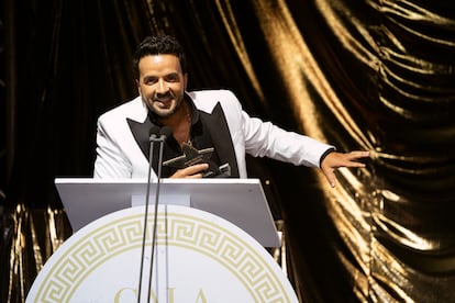 No soy de hablar mucho... muchas gracias por ser parte de una noche así. Cuenten conmigo siempre, conmigo, con mi voz… usar las canciones para ayudar es lo más rico que tiene mi trabajo”, dijo el cantante Luis Fonsi al recoger su premio. El puertorriqueño tiene su propia fundación, denominada Luis Fonsi Foundation, mediante la cual se dedica a fomentar una vida digna y un futuro prometedor para niños y jóvenes.