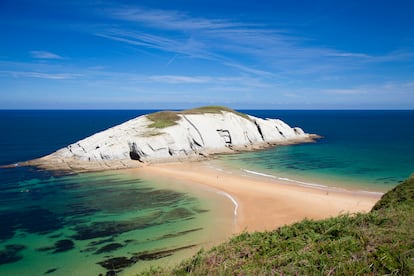 Playa de Covachos, en la Costa Quebrada de Cantabria.