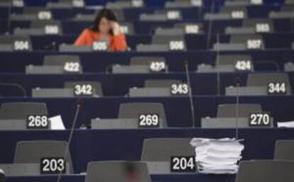 Fotografía que muestra una pila de documentos sobre una de las mesas del Parlamento Europeo de Estrasburgo, Francia.